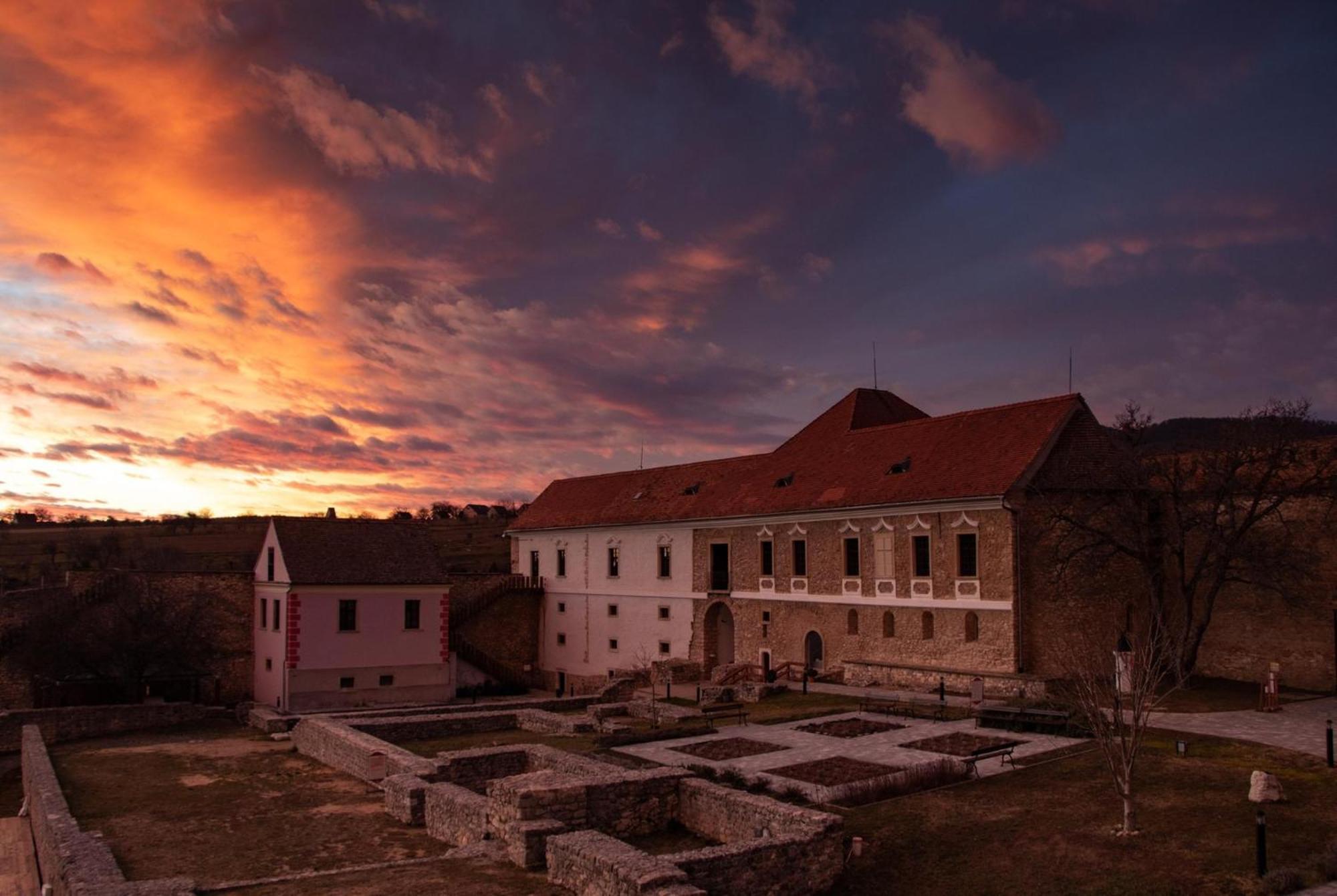 István Király Szálló Pecsvarad Exterior foto